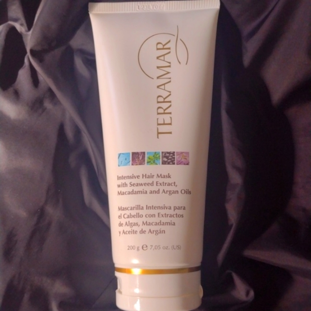 Intensive hair mask with seaweed extract, macadamia and argan oils.